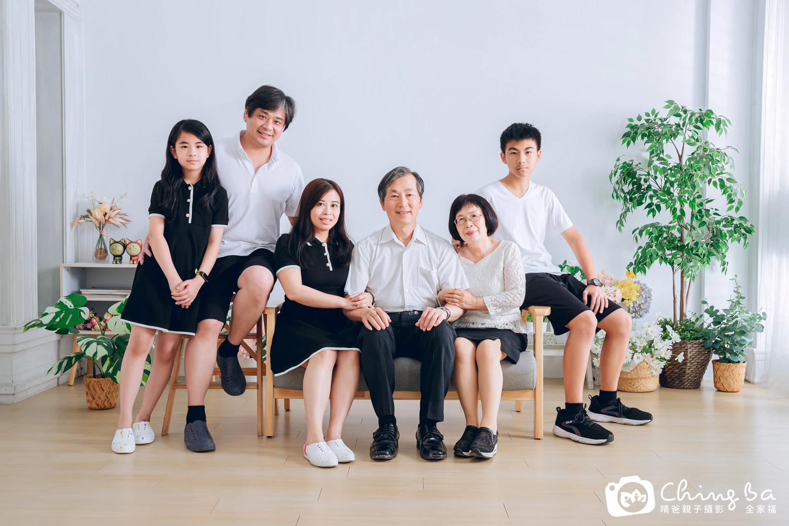 2023 年春季的家族全家福，8 大 6 小