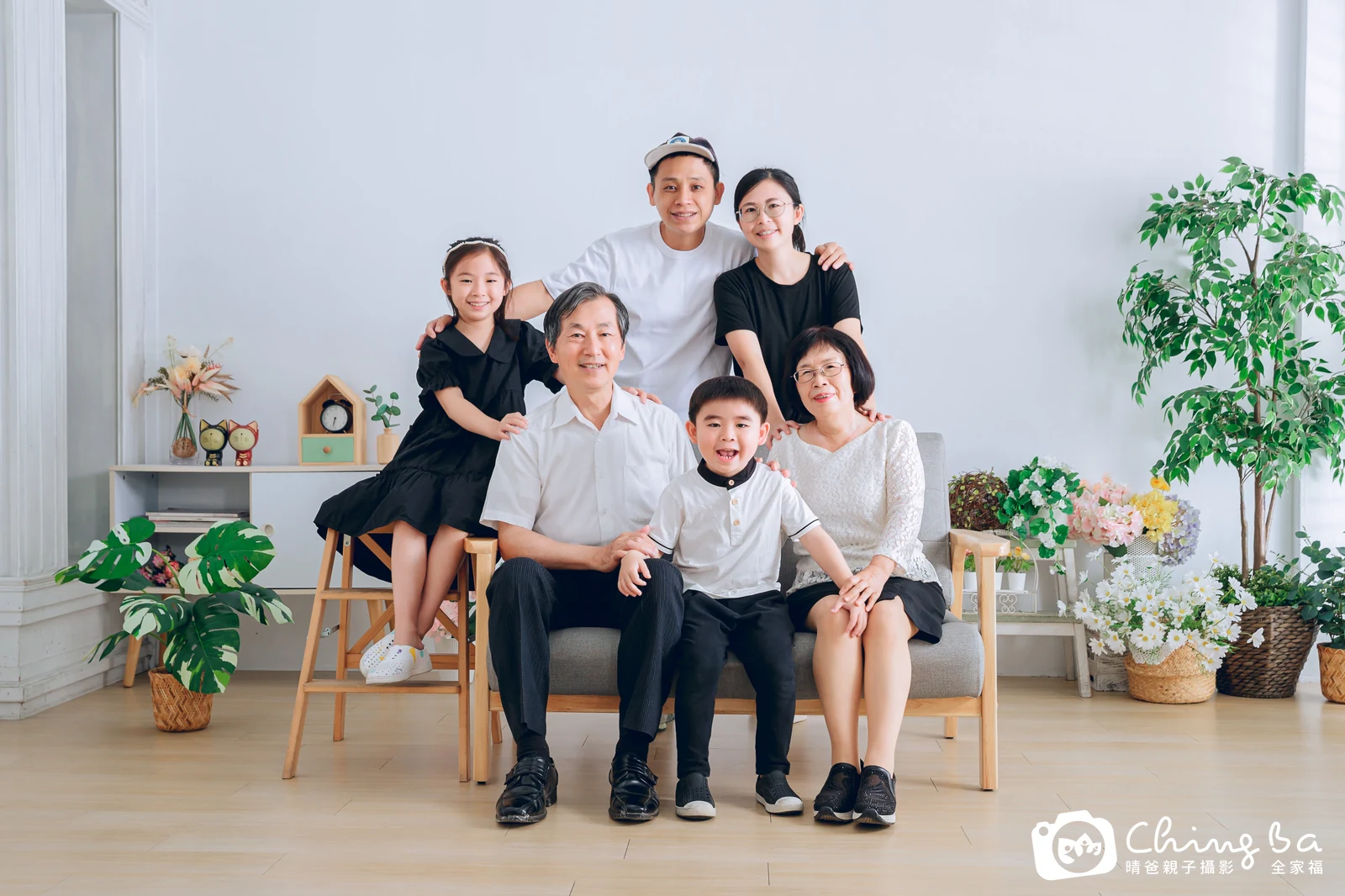 一家人在晴爸攝影棚拍全家福