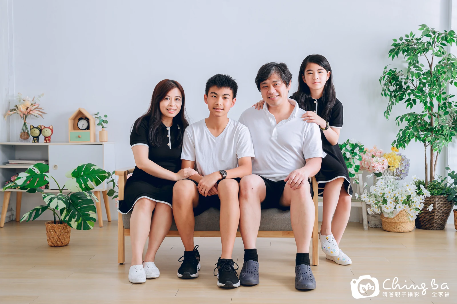 一家人在晴爸攝影棚拍全家福