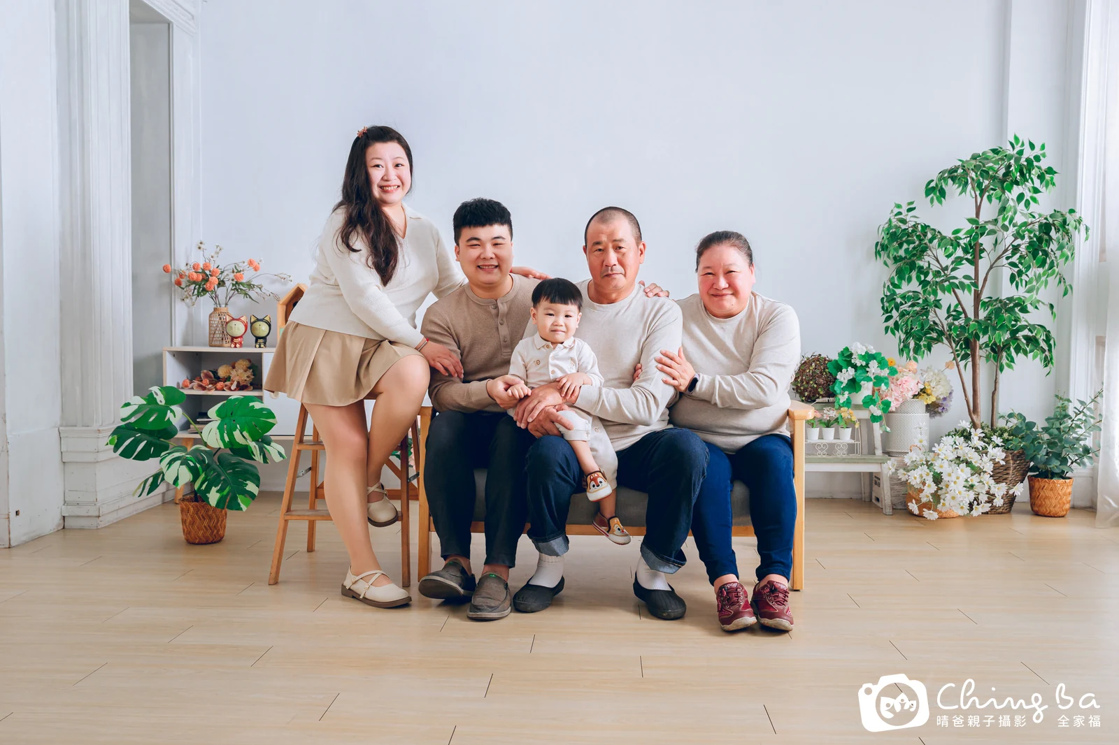 一家人在晴爸攝影棚拍全家福