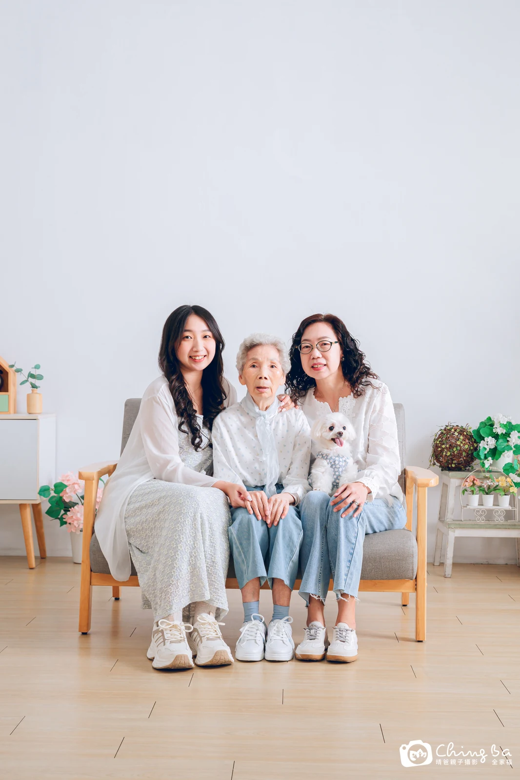 一家人在晴爸攝影棚拍全家福