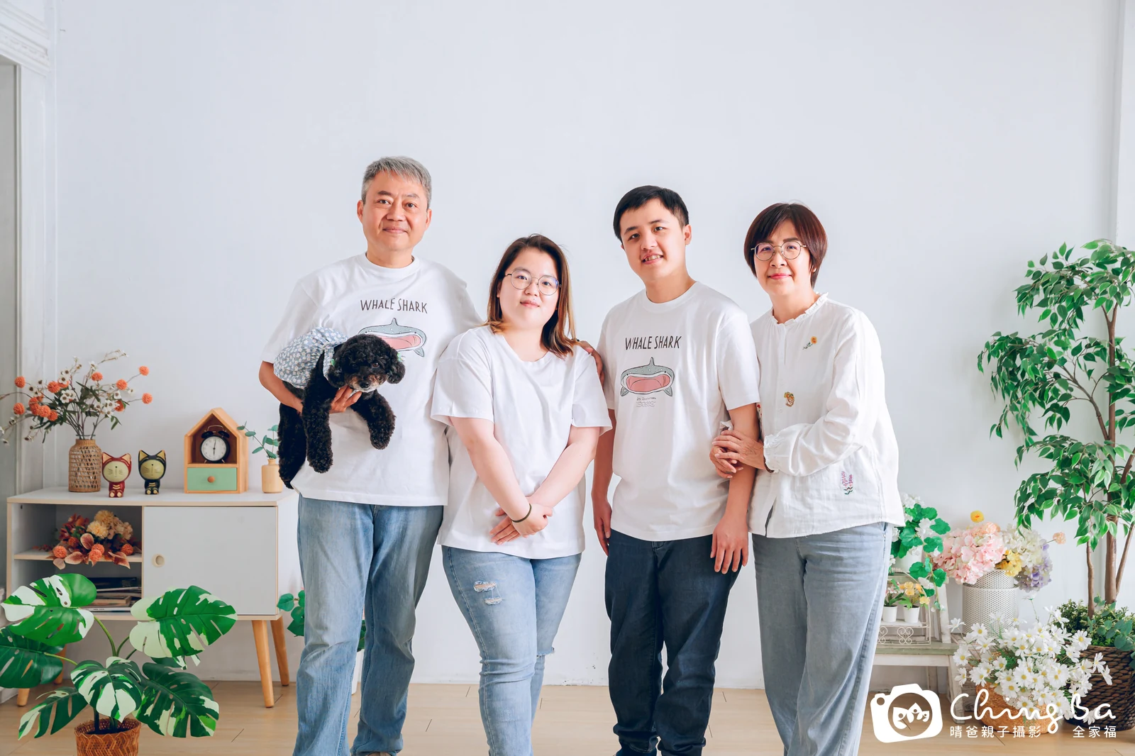 一家人在晴爸攝影棚拍全家福