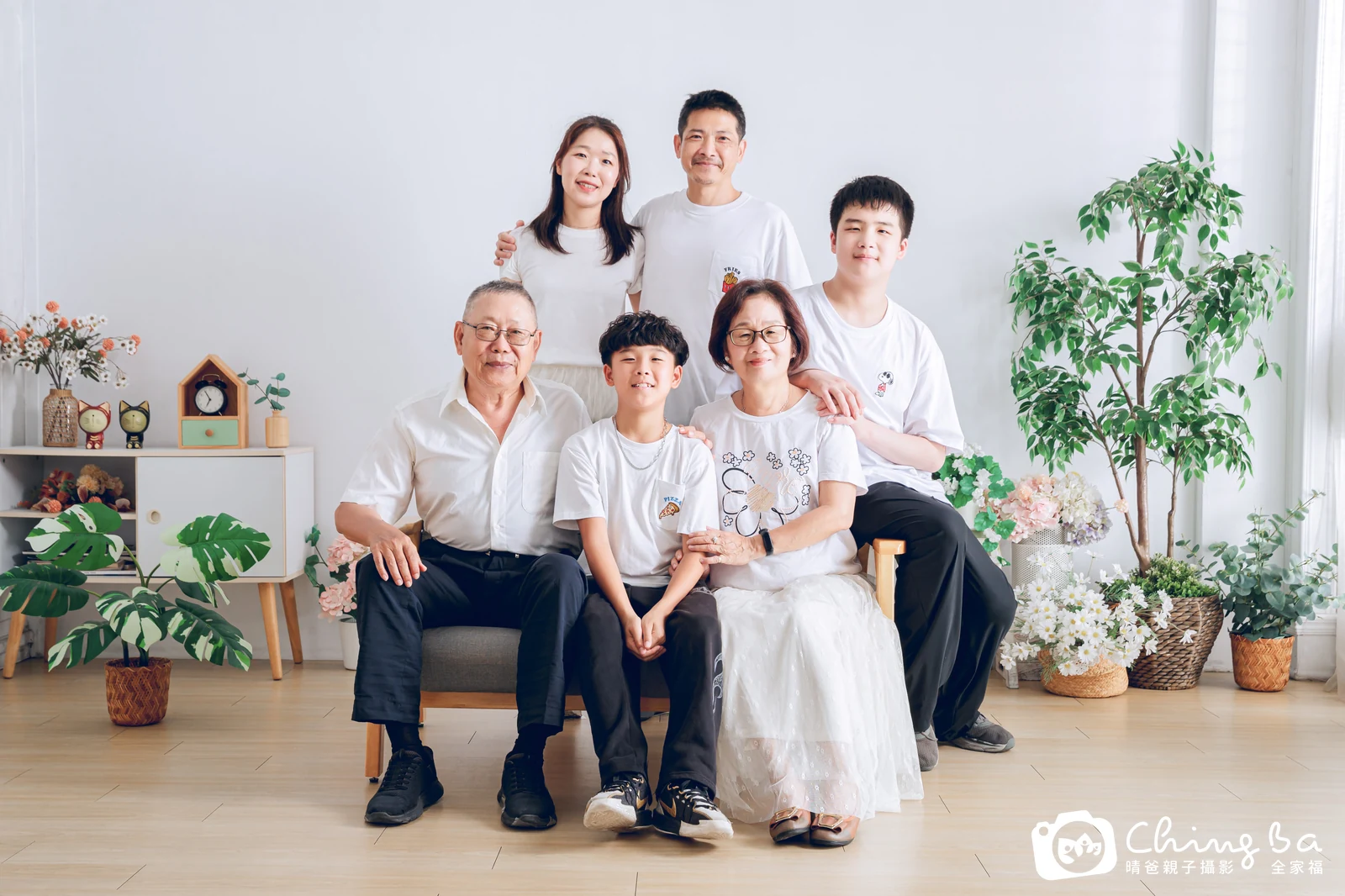 2026 年夏季的家族全家福,6 大 4 小