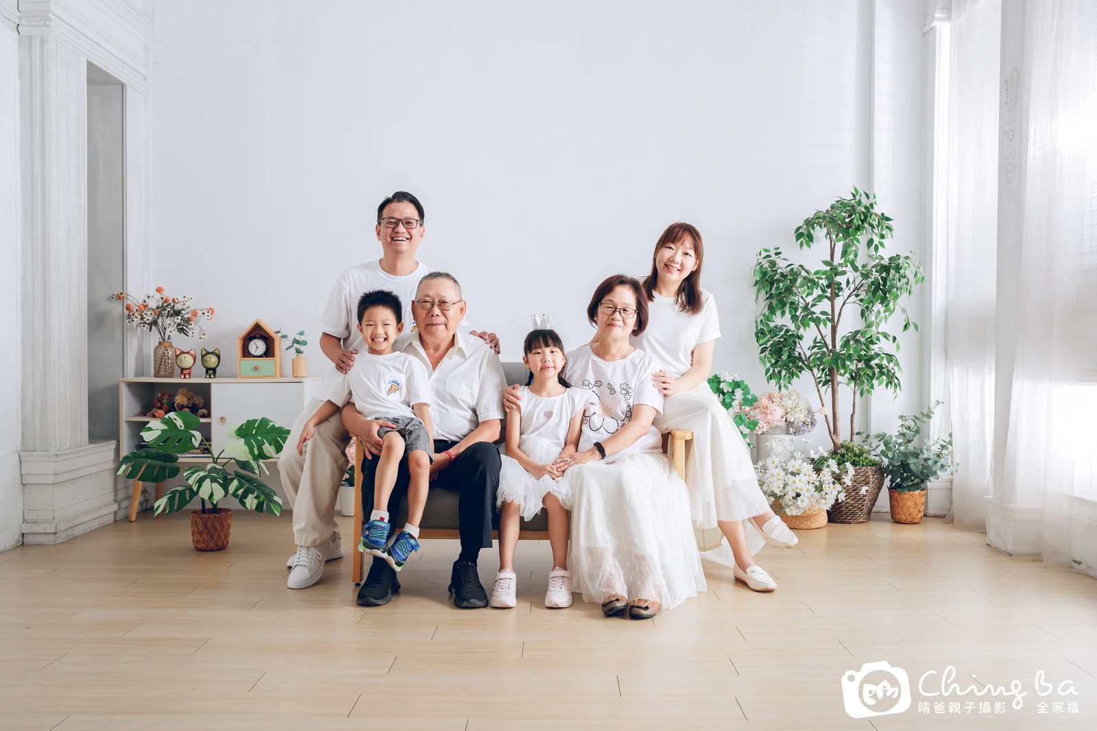一家人在晴爸攝影棚拍全家福