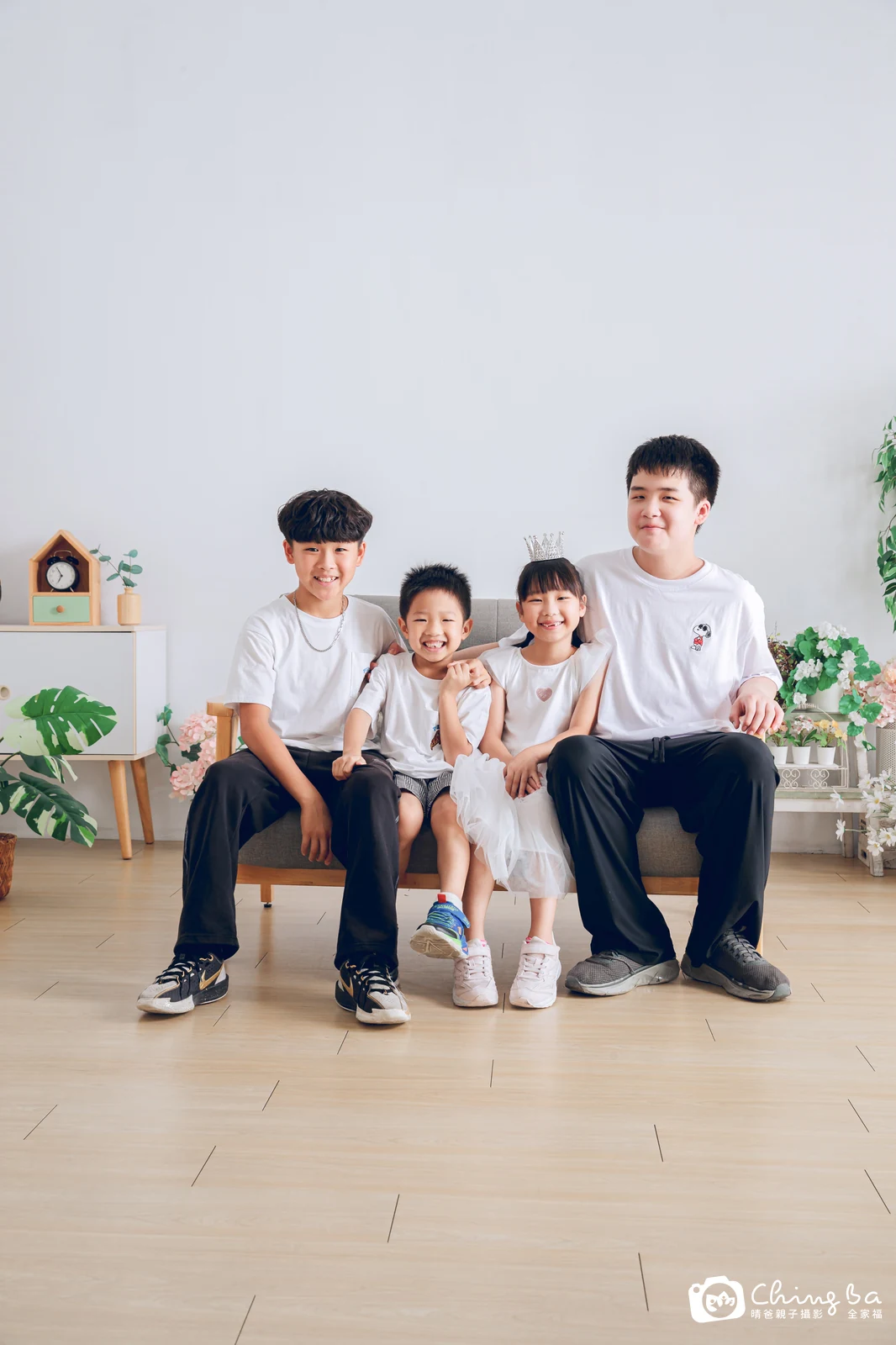 2026 年夏季的家族全家福，6 大 4 小