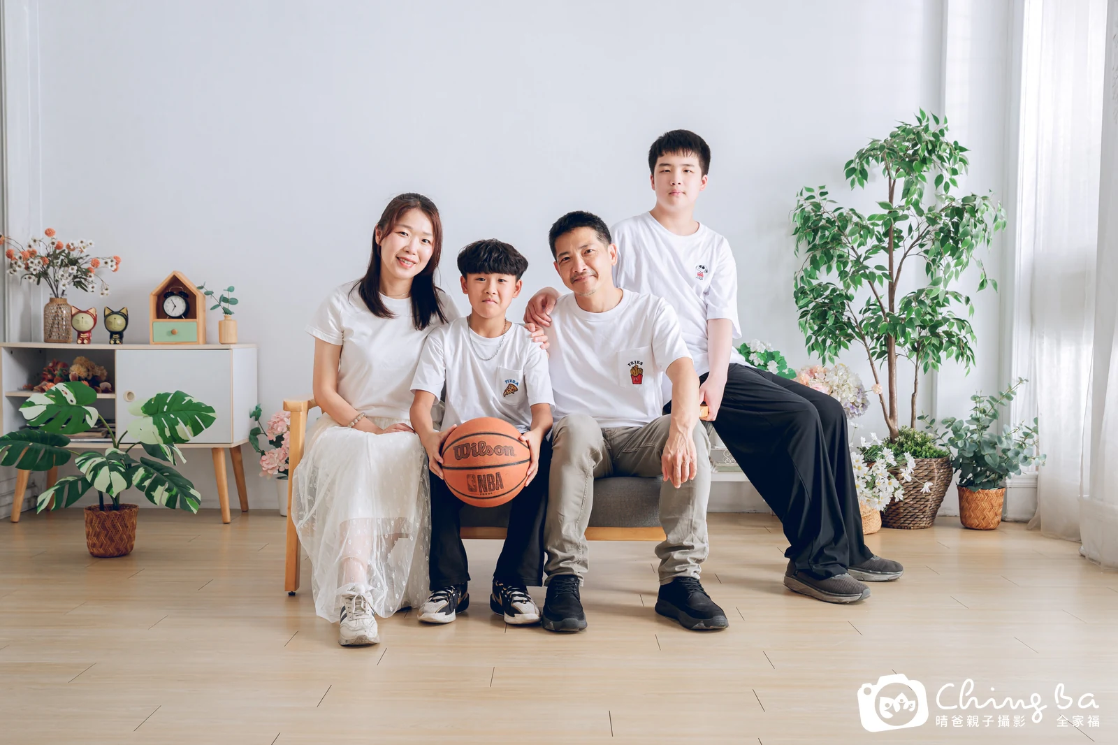 一家人在晴爸攝影棚拍全家福