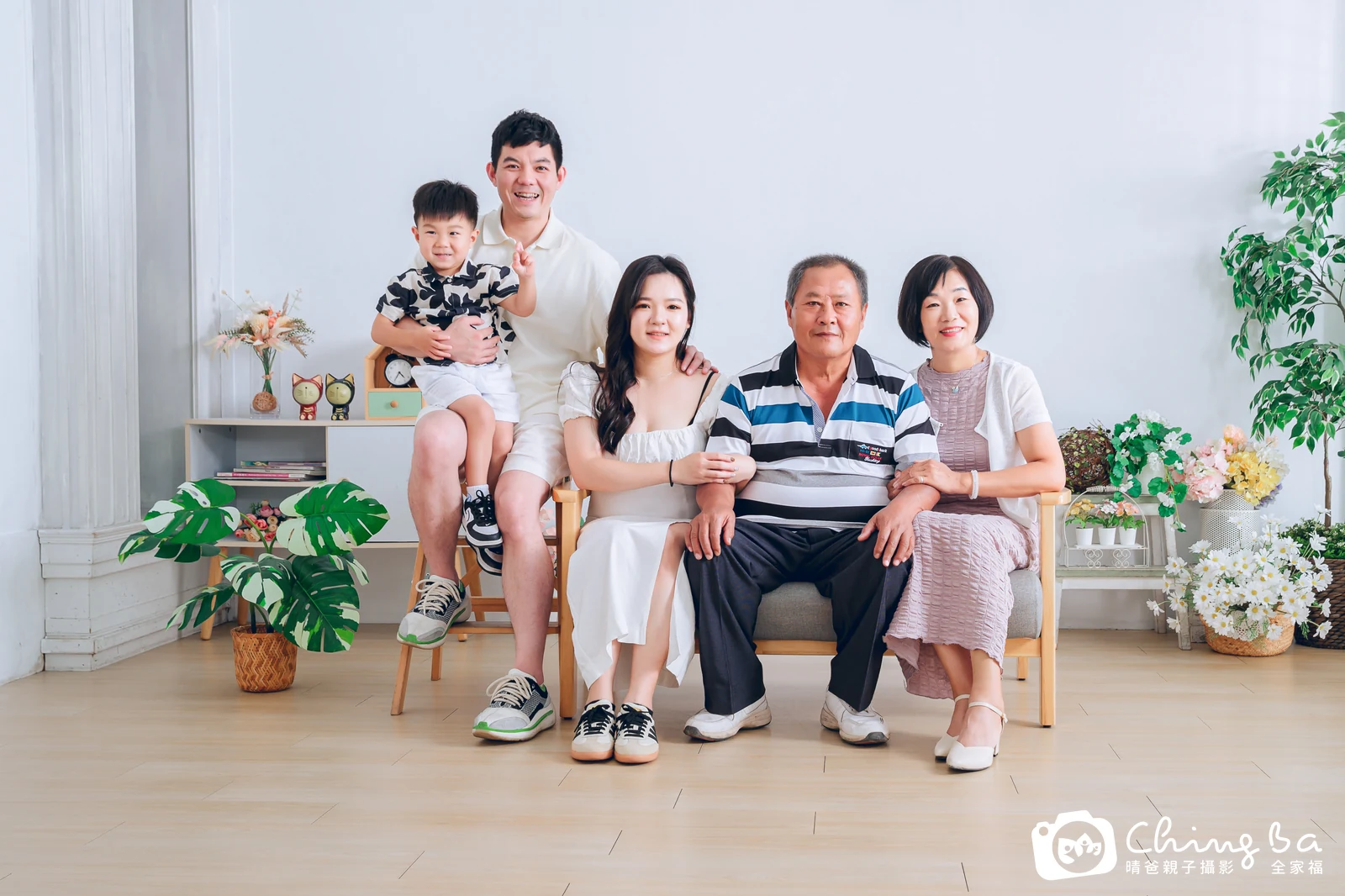 一家人在晴爸攝影棚拍全家福