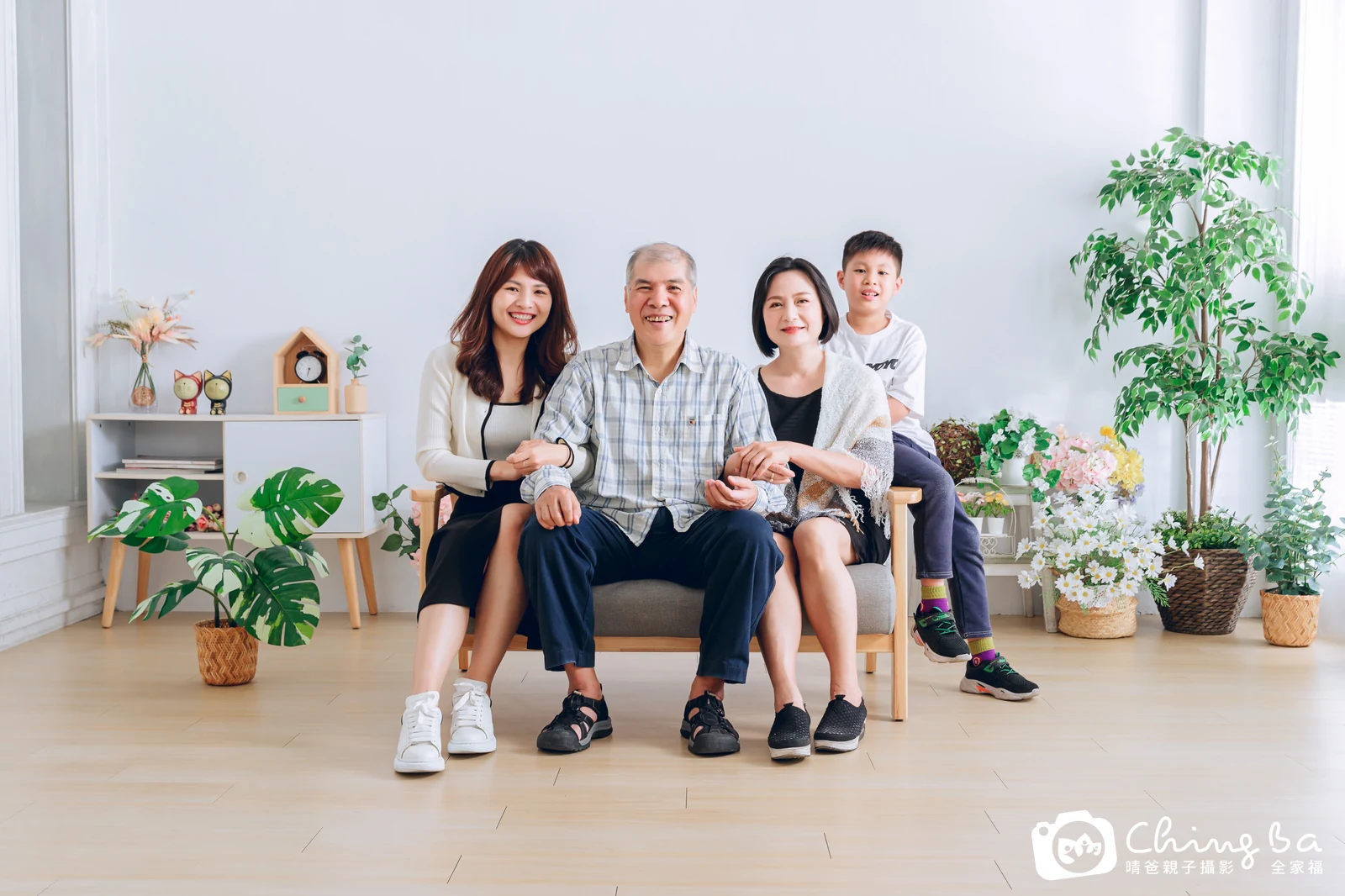 2023 年春季的家族全家福,6 大 1 小