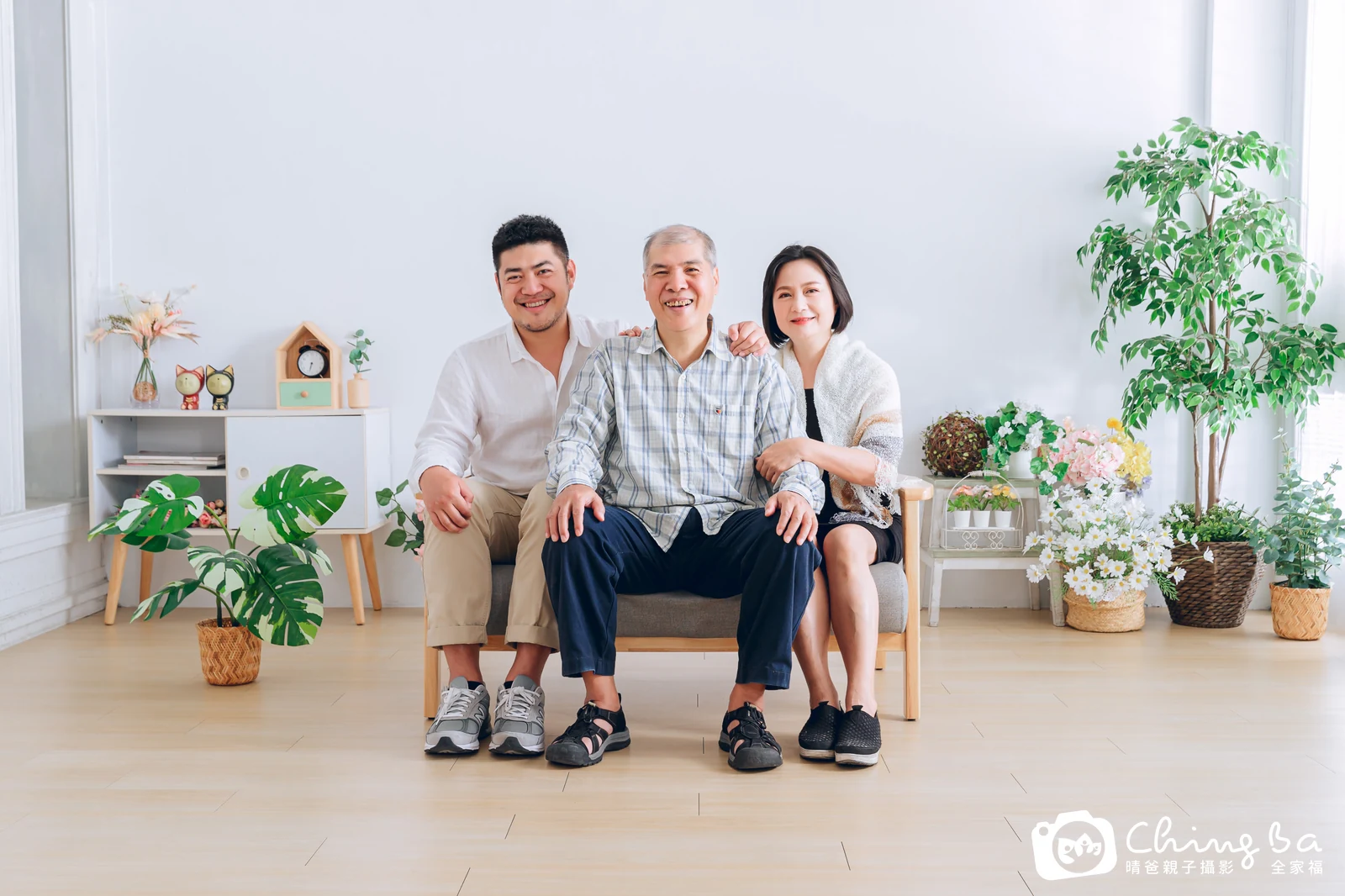 一家人在晴爸攝影棚拍全家福