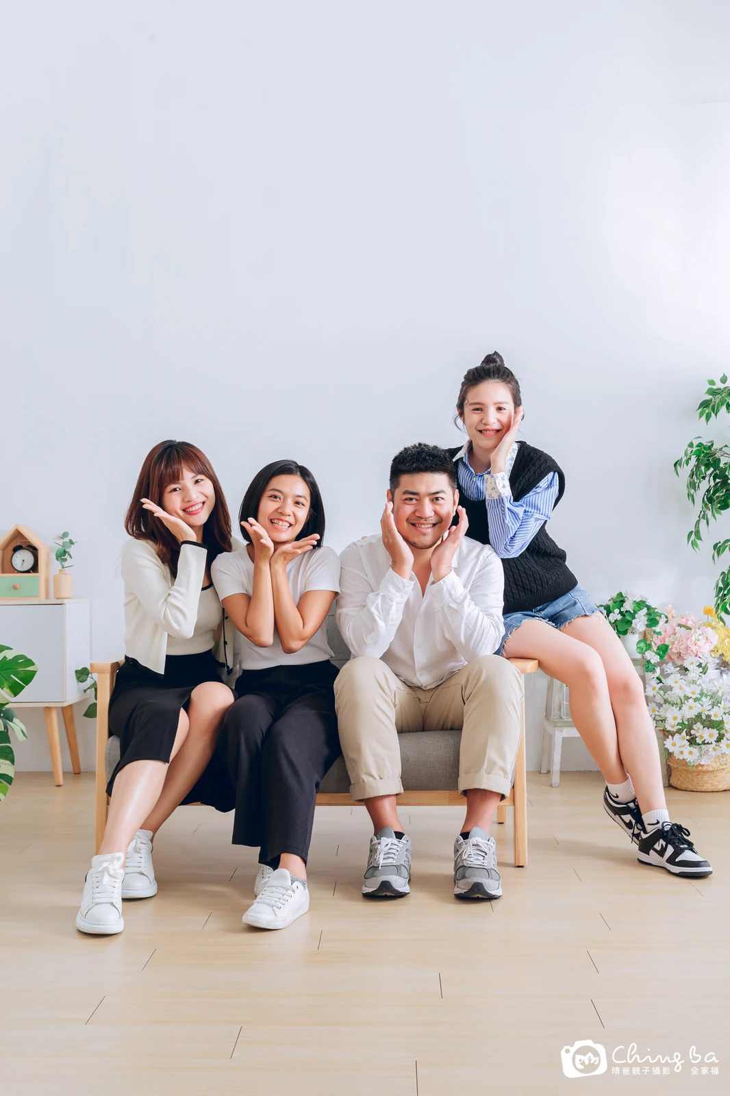 2023 年春季的家族全家福，6 大 1 小