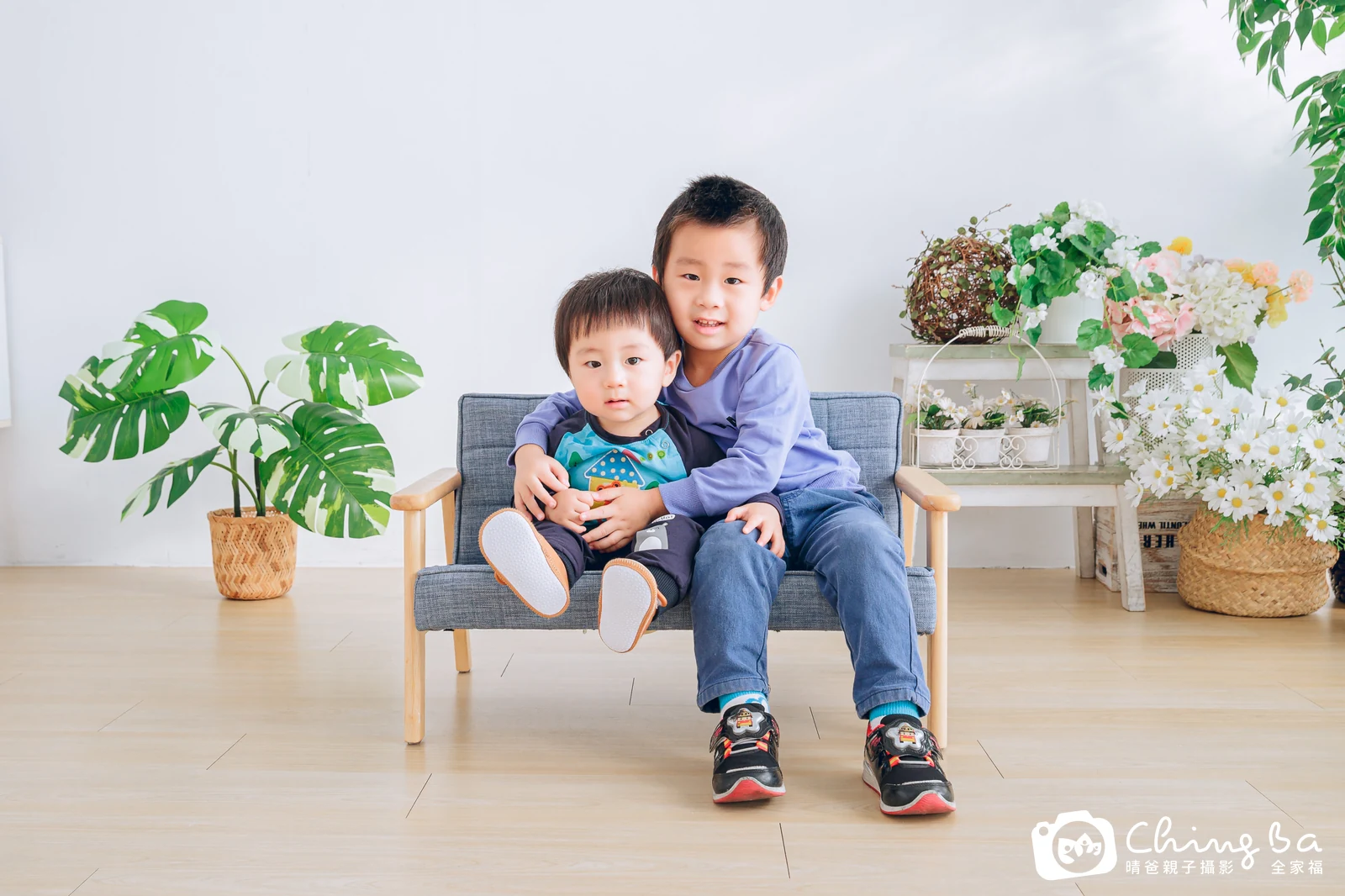 一家人在晴爸攝影棚拍全家福