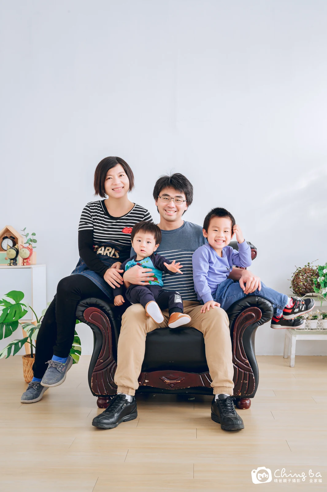 一家人在晴爸攝影棚拍全家福