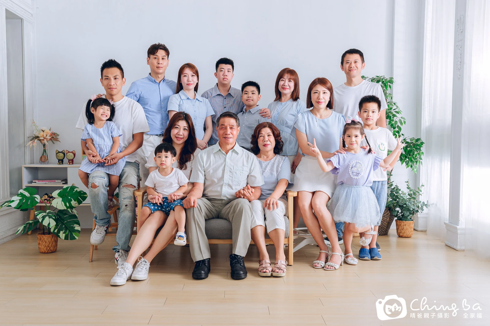 幾個小家庭一起拍的全家福｜台中家族全家福｜晴爸親子攝影