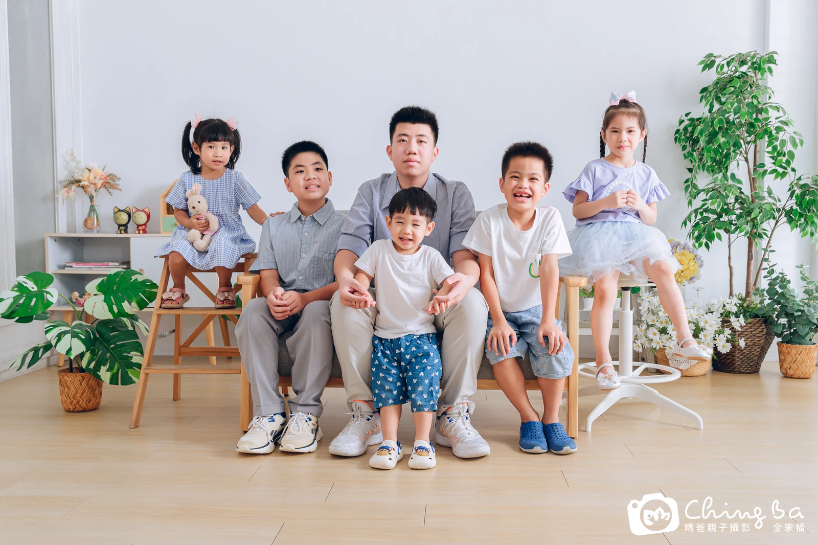 一家人在晴爸攝影棚拍全家福
