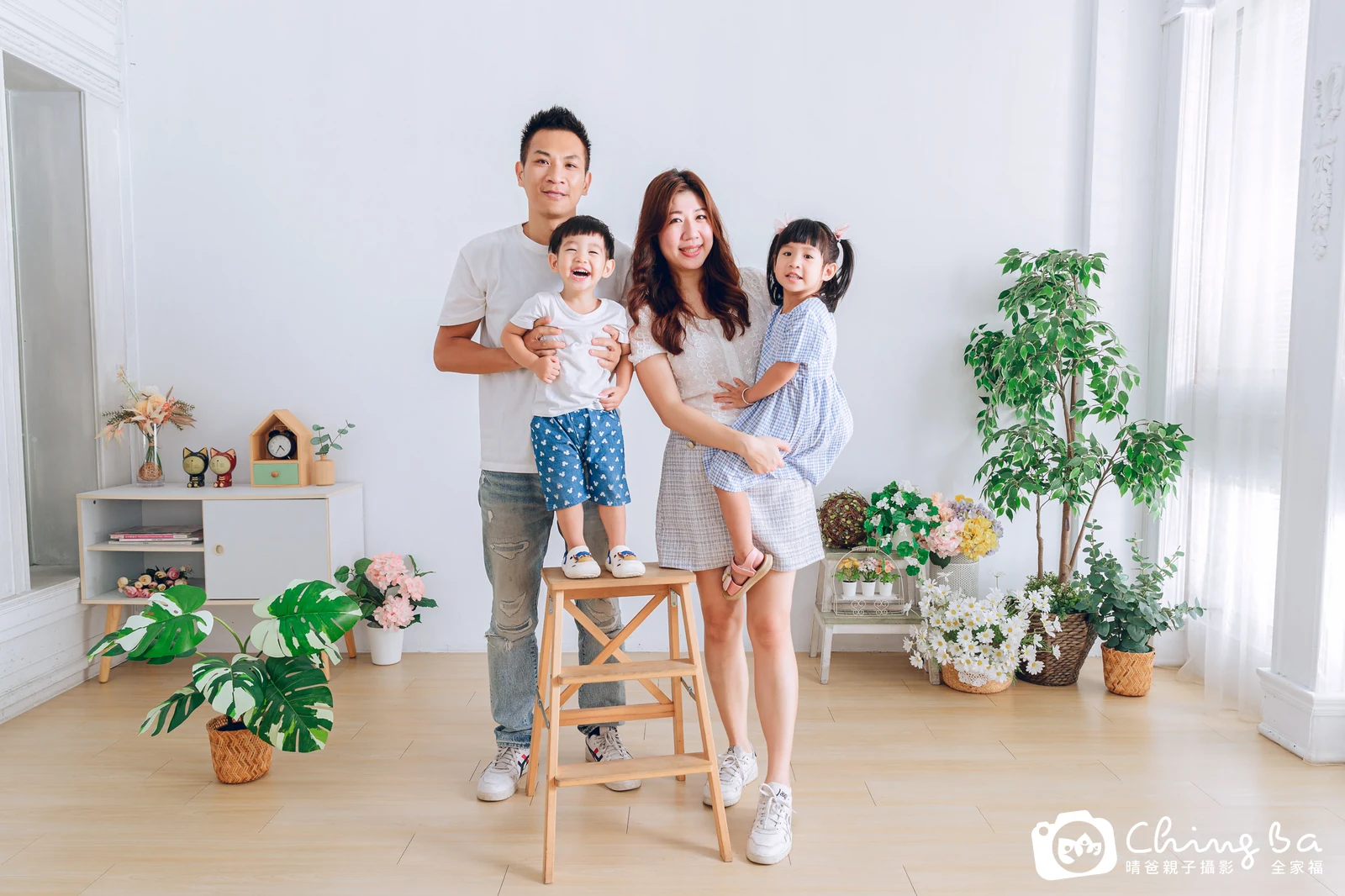 一家人在晴爸攝影棚拍全家福