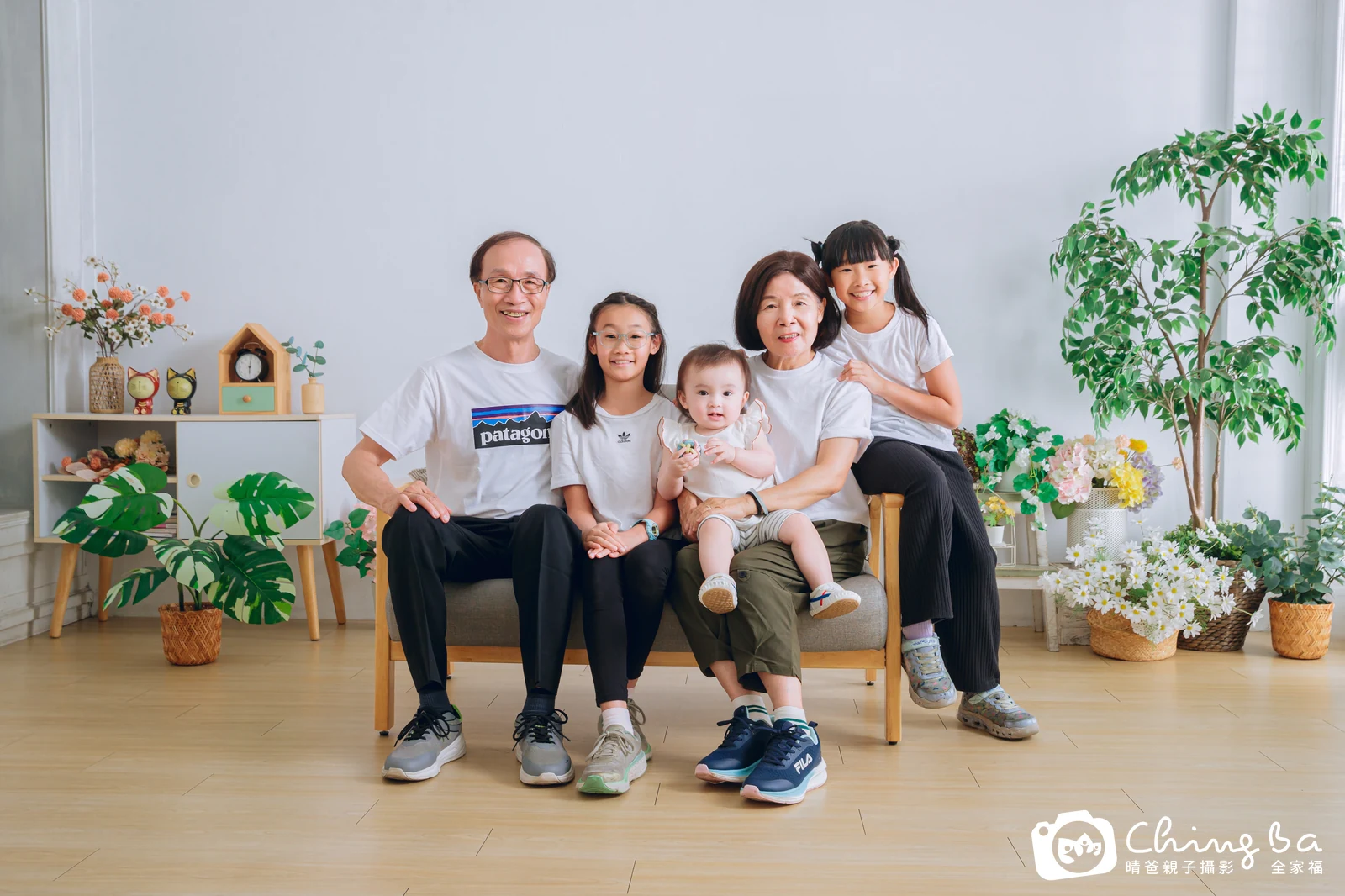 一家人在晴爸攝影棚拍全家福