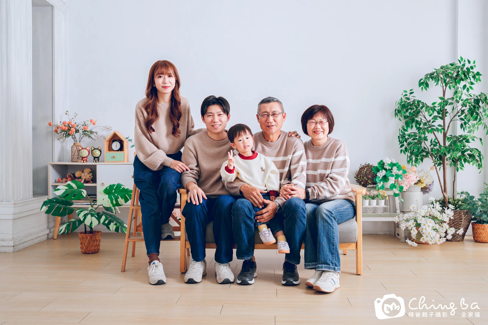 一家人在晴爸攝影棚拍全家福