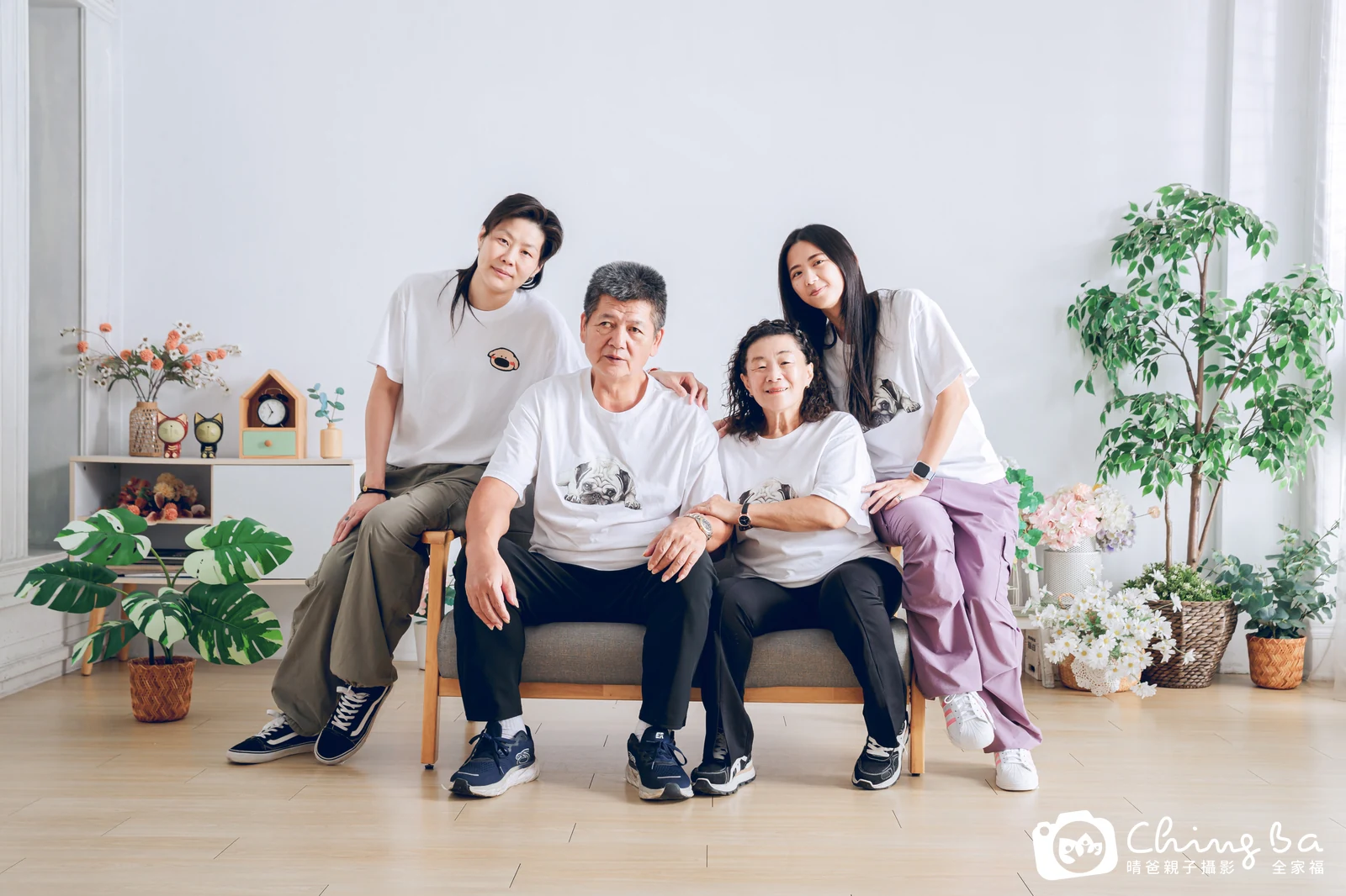 一家人在晴爸攝影棚拍全家福