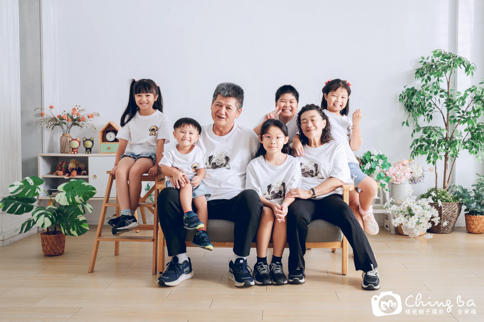 2026 年夏季的家族全家福，9 大 5 小