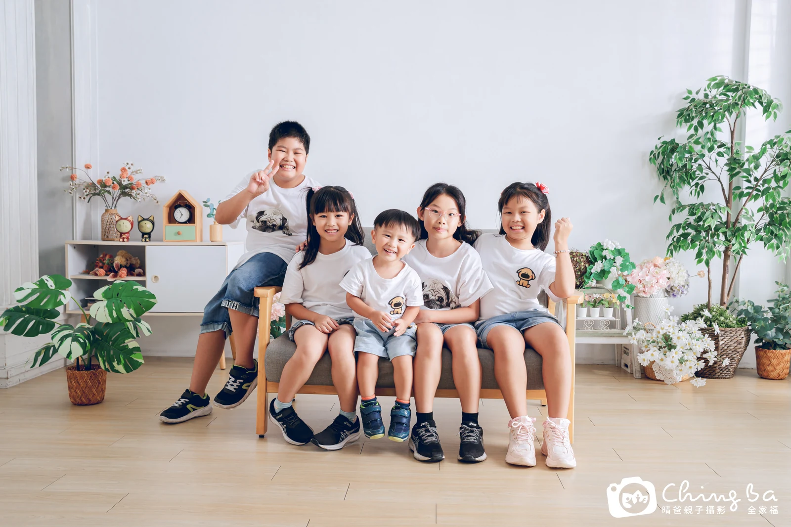 一家人在晴爸攝影棚拍全家福