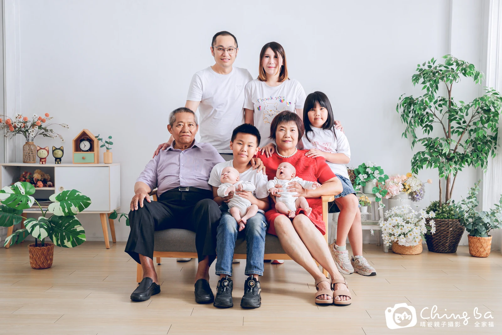 一家人在晴爸攝影棚拍全家福