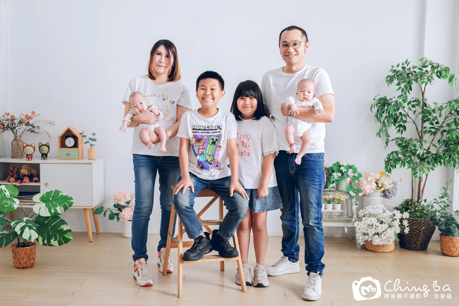一家人在晴爸攝影棚拍全家福