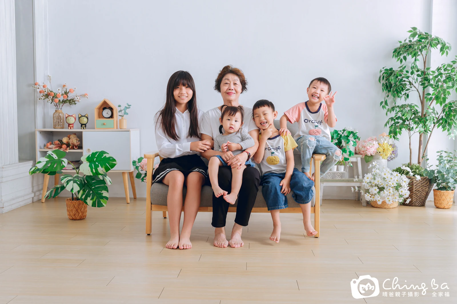 一家人在晴爸攝影棚拍全家福