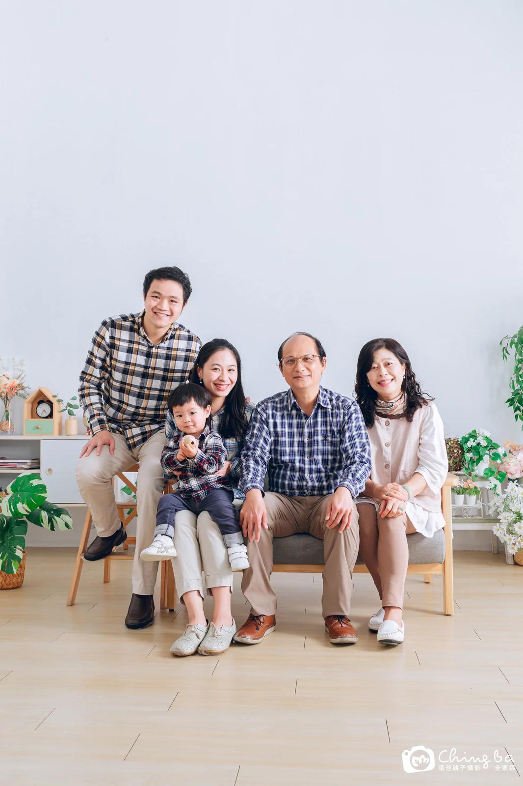 2023 年冬季的家族全家福，6 大 1 小