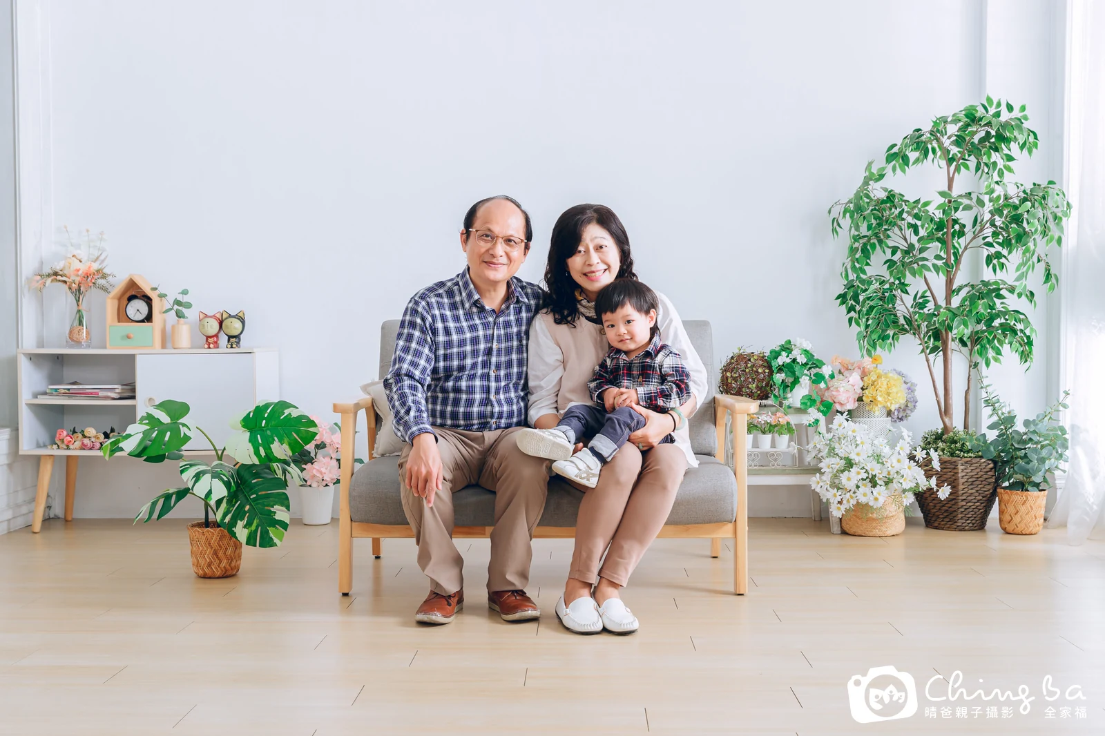 一家人在晴爸攝影棚拍全家福