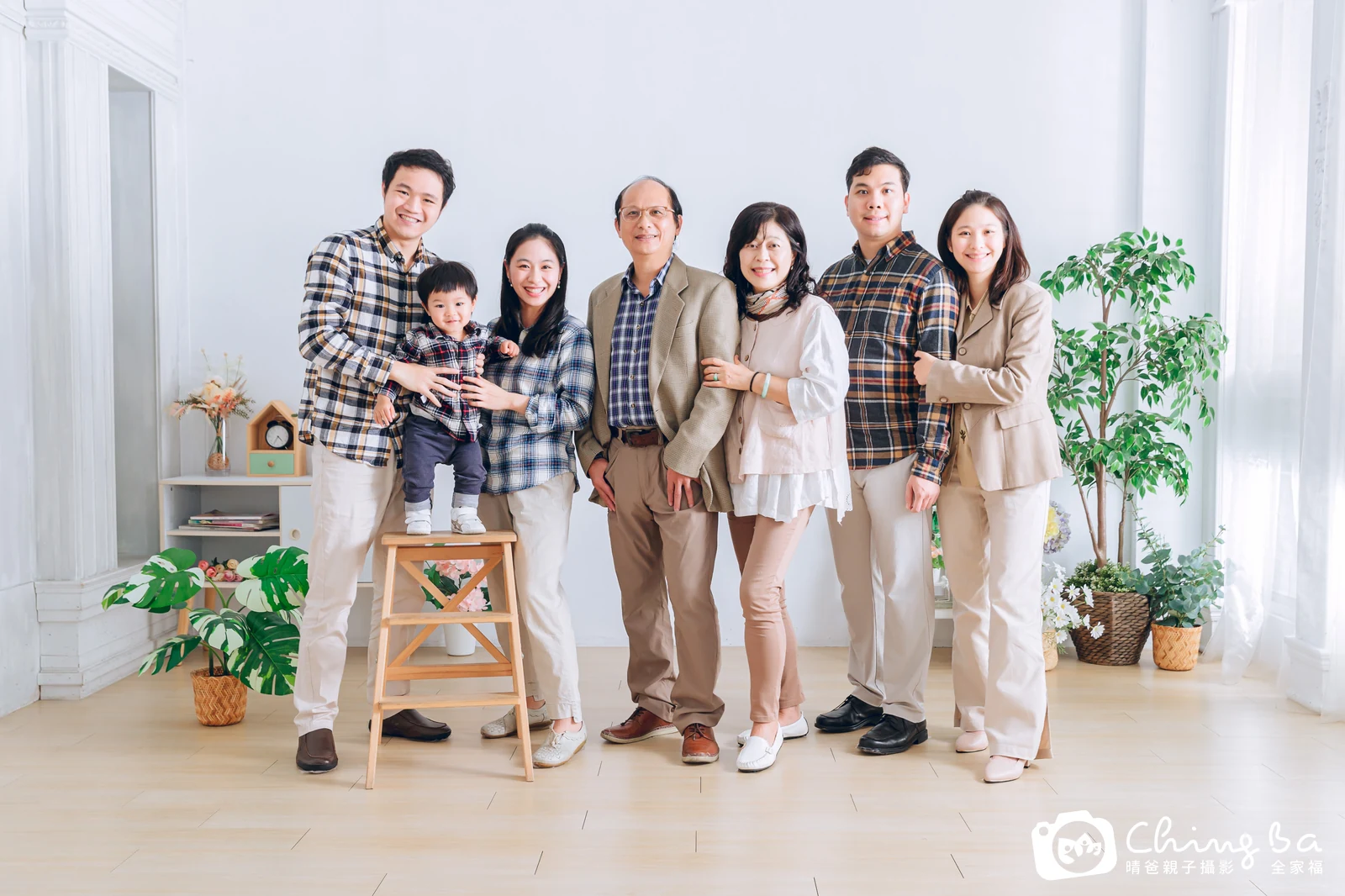 2023 年冬季的家族全家福，6 大 1 小