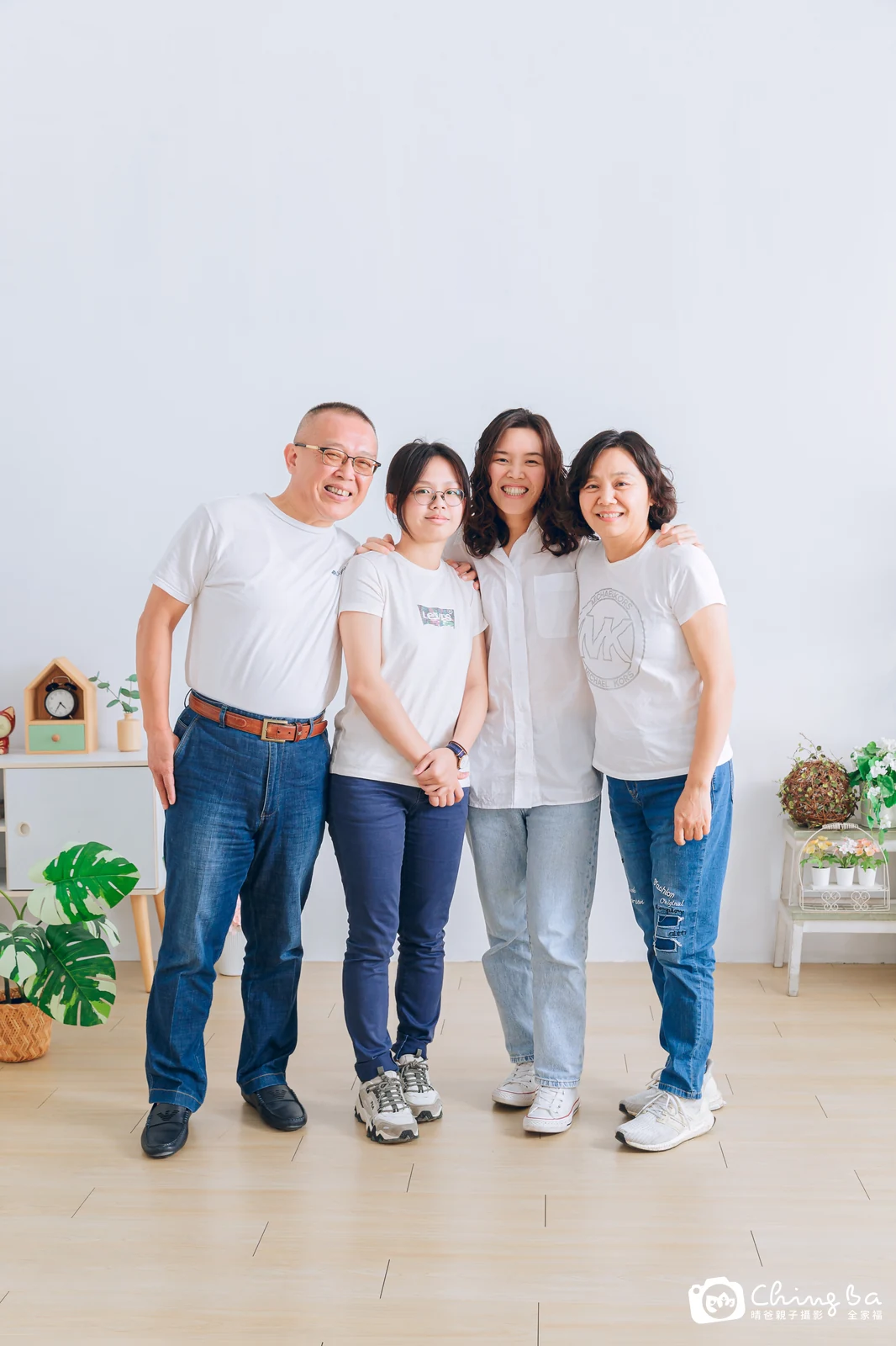 一家人在晴爸攝影棚拍全家福