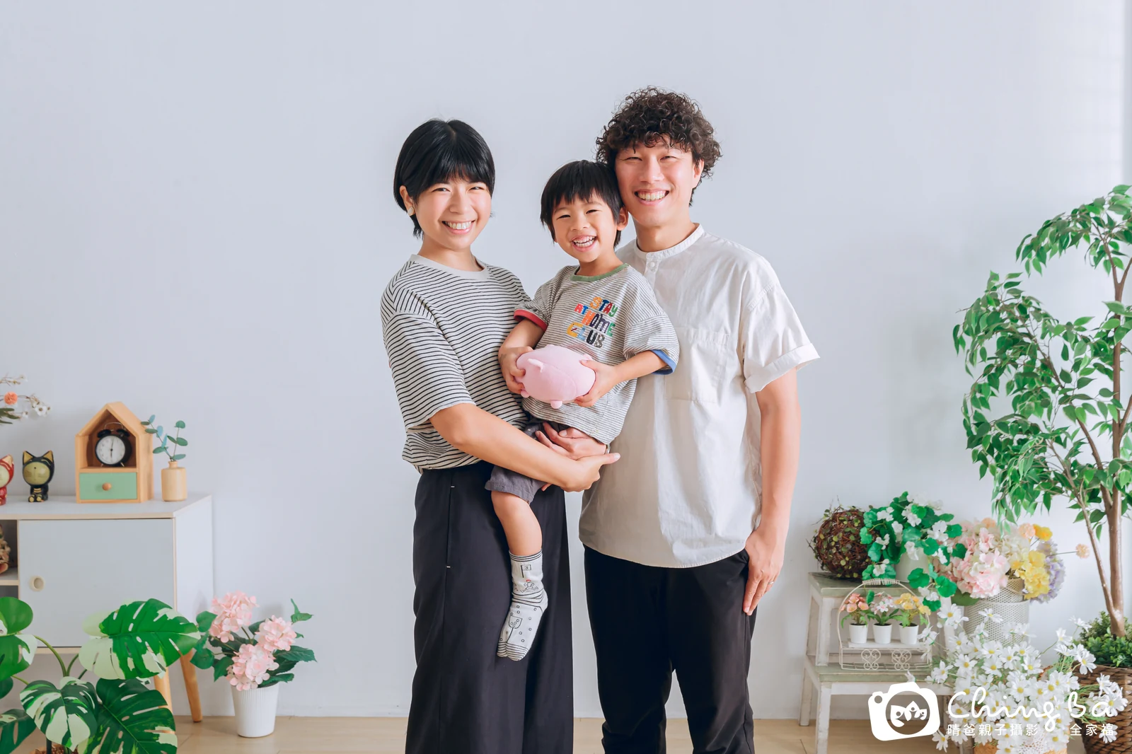 2025 年夏季的家族全家福,2 大 1 小