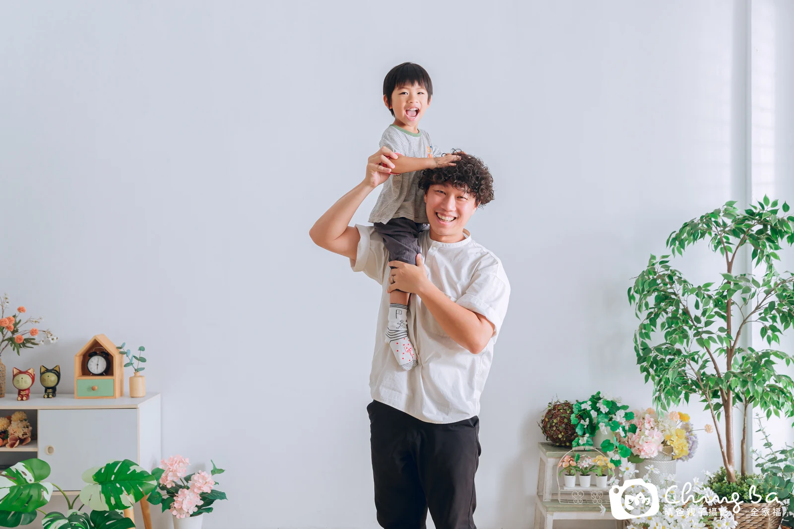 一家人在晴爸攝影棚拍全家福