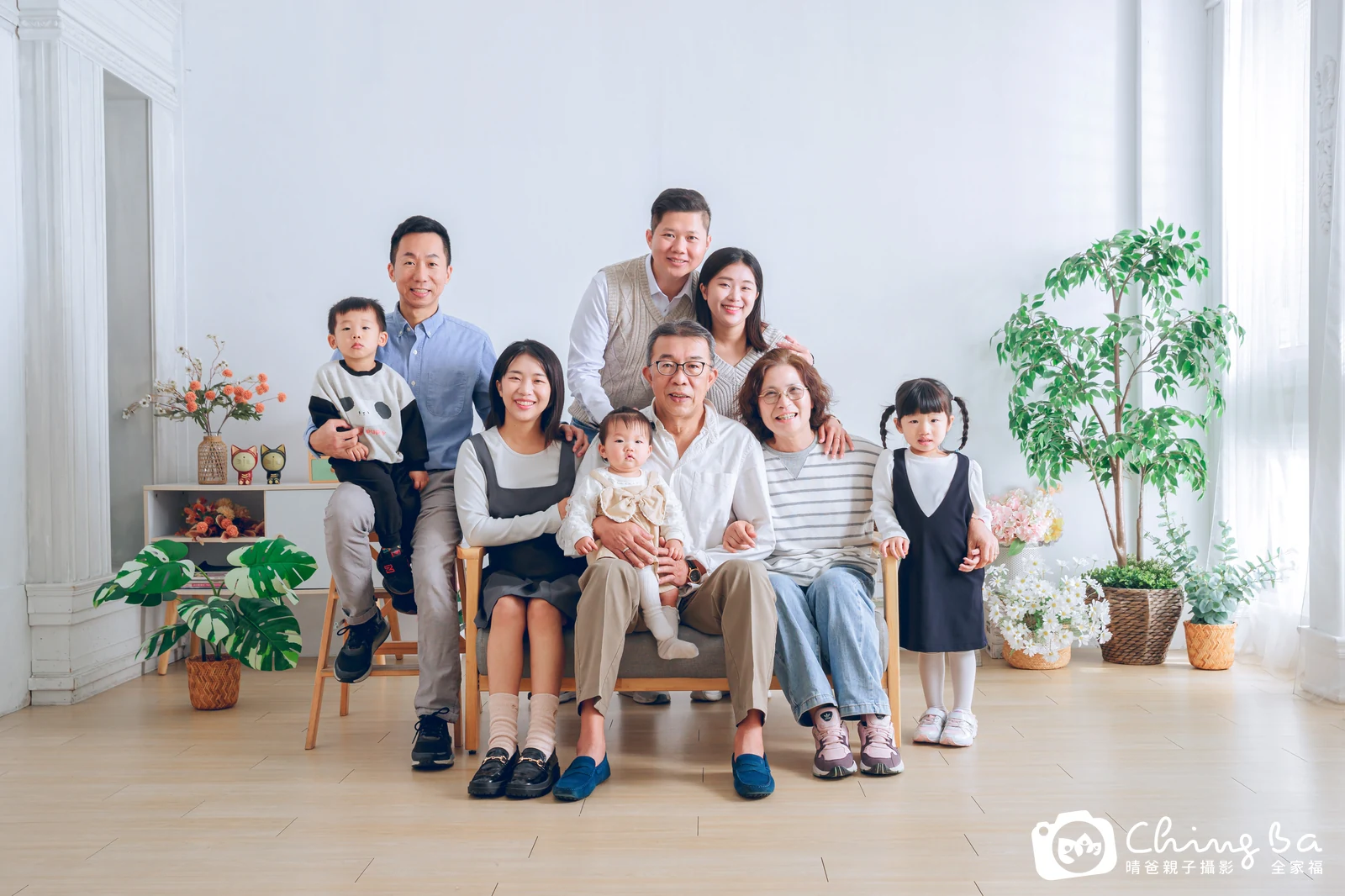 和長輩一起入鏡的家庭照｜台中家族全家福｜晴爸親子攝影