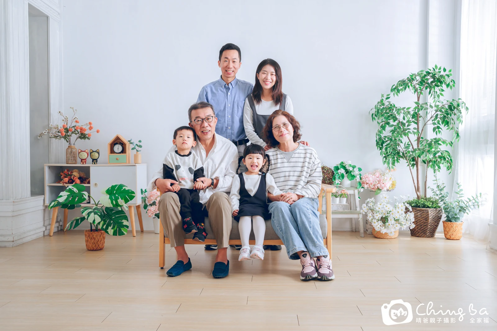 一家人在晴爸攝影棚拍全家福