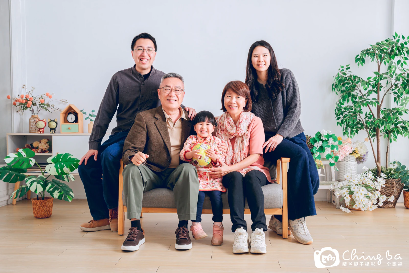 一家人在晴爸攝影棚拍全家福