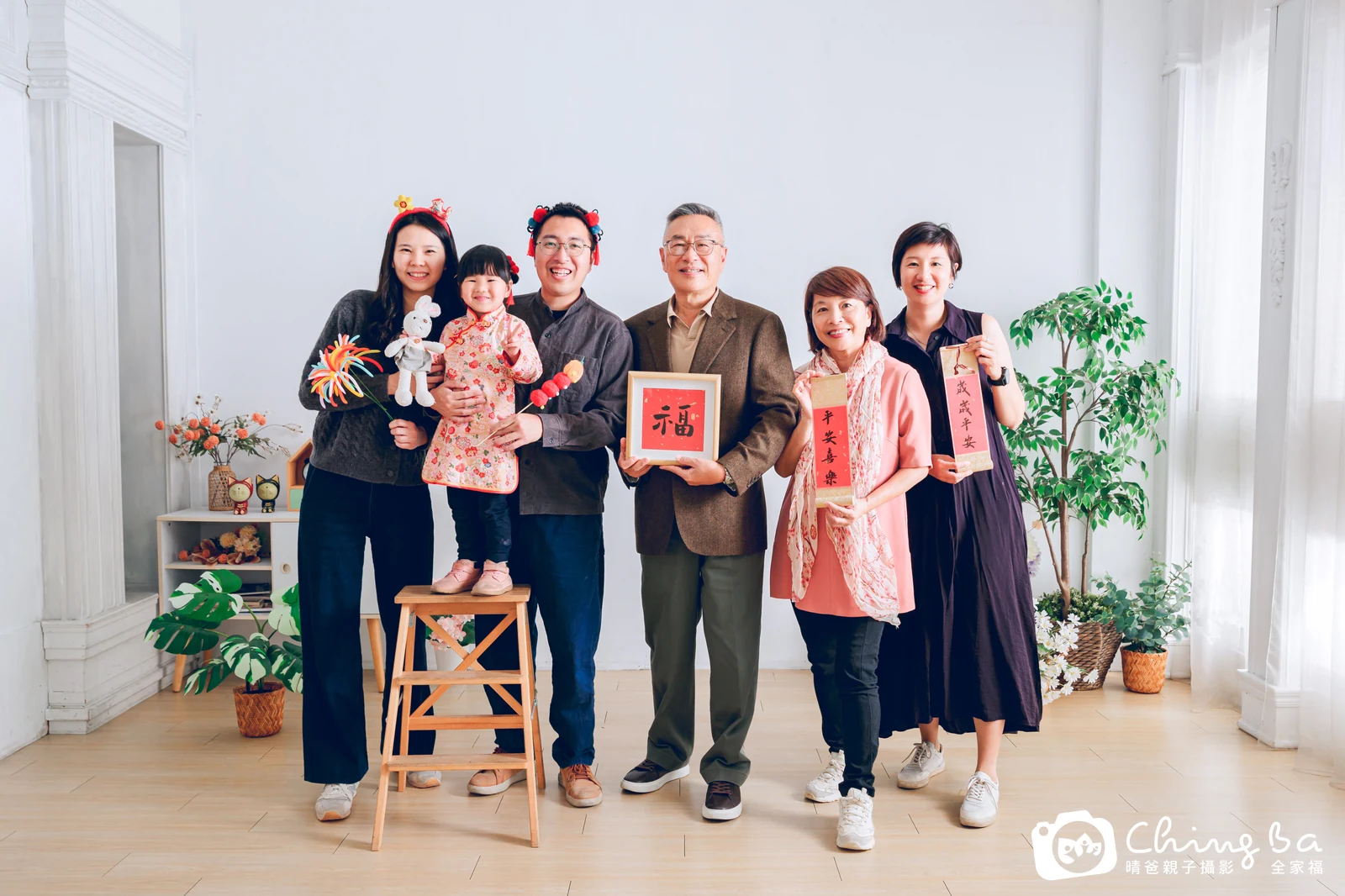 一家人在晴爸攝影棚拍全家福