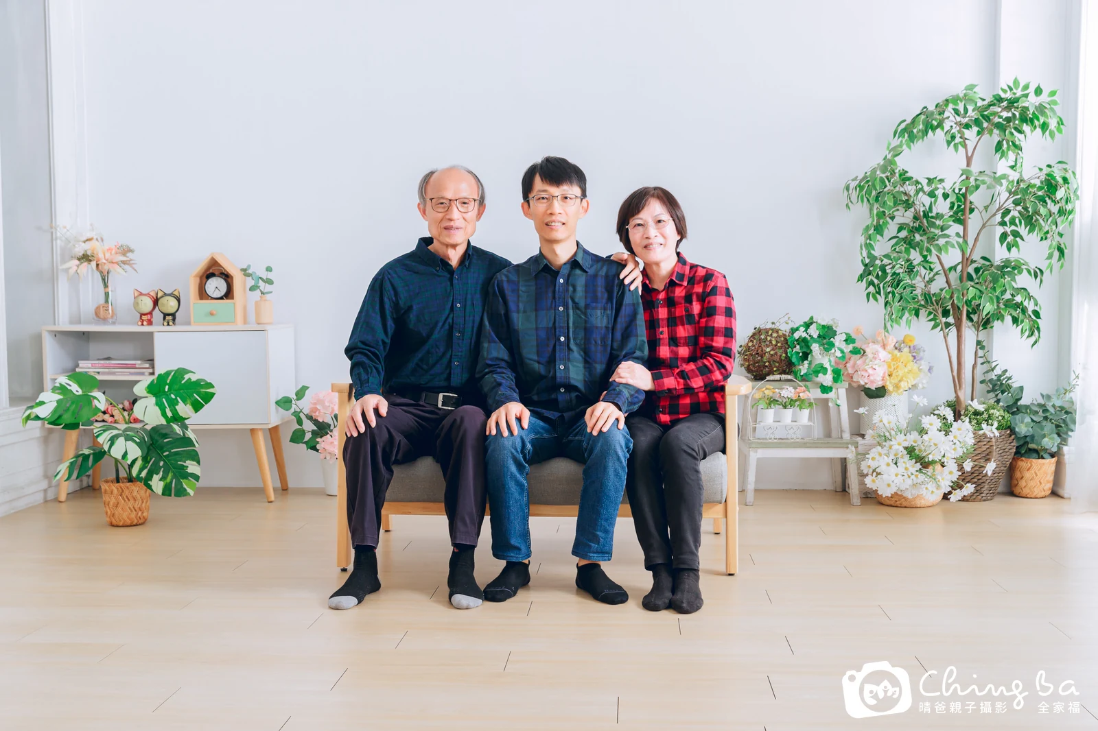 一家人在晴爸攝影棚拍全家福