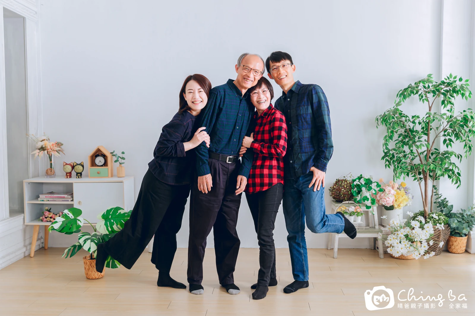 一家人在晴爸攝影棚拍全家福
