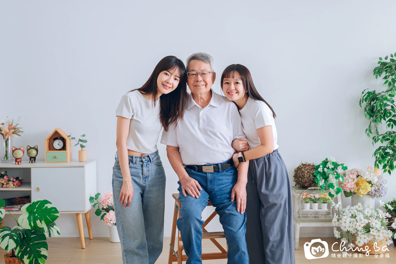 一家人在晴爸攝影棚拍全家福