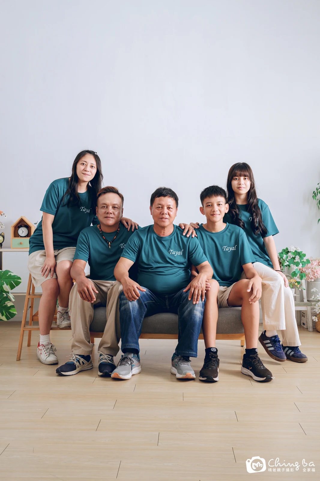 一家人在晴爸攝影棚拍全家福