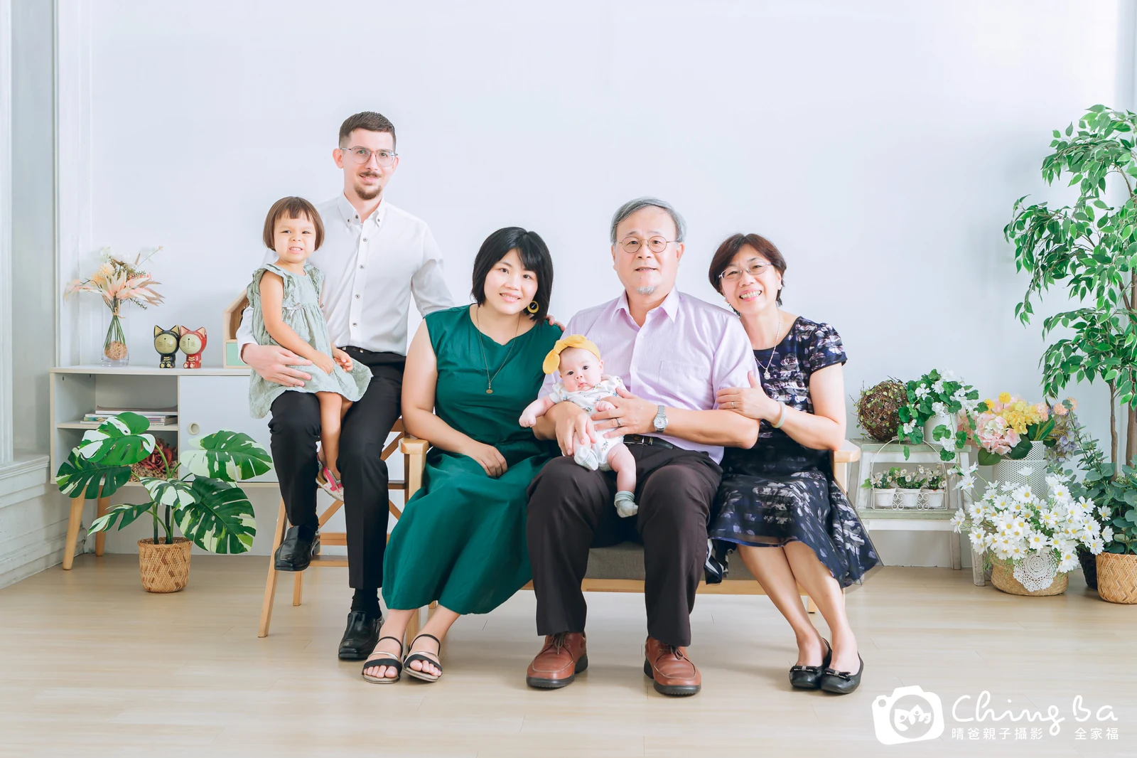 2022 年秋季的家族全家福，6 大 4 小