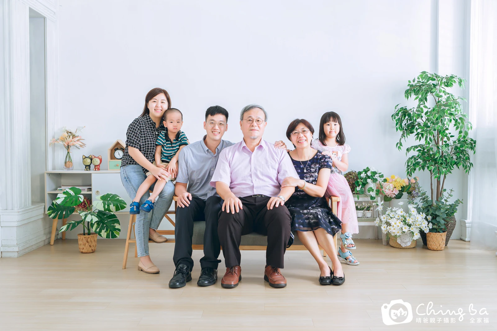 一家人在晴爸攝影棚拍全家福
