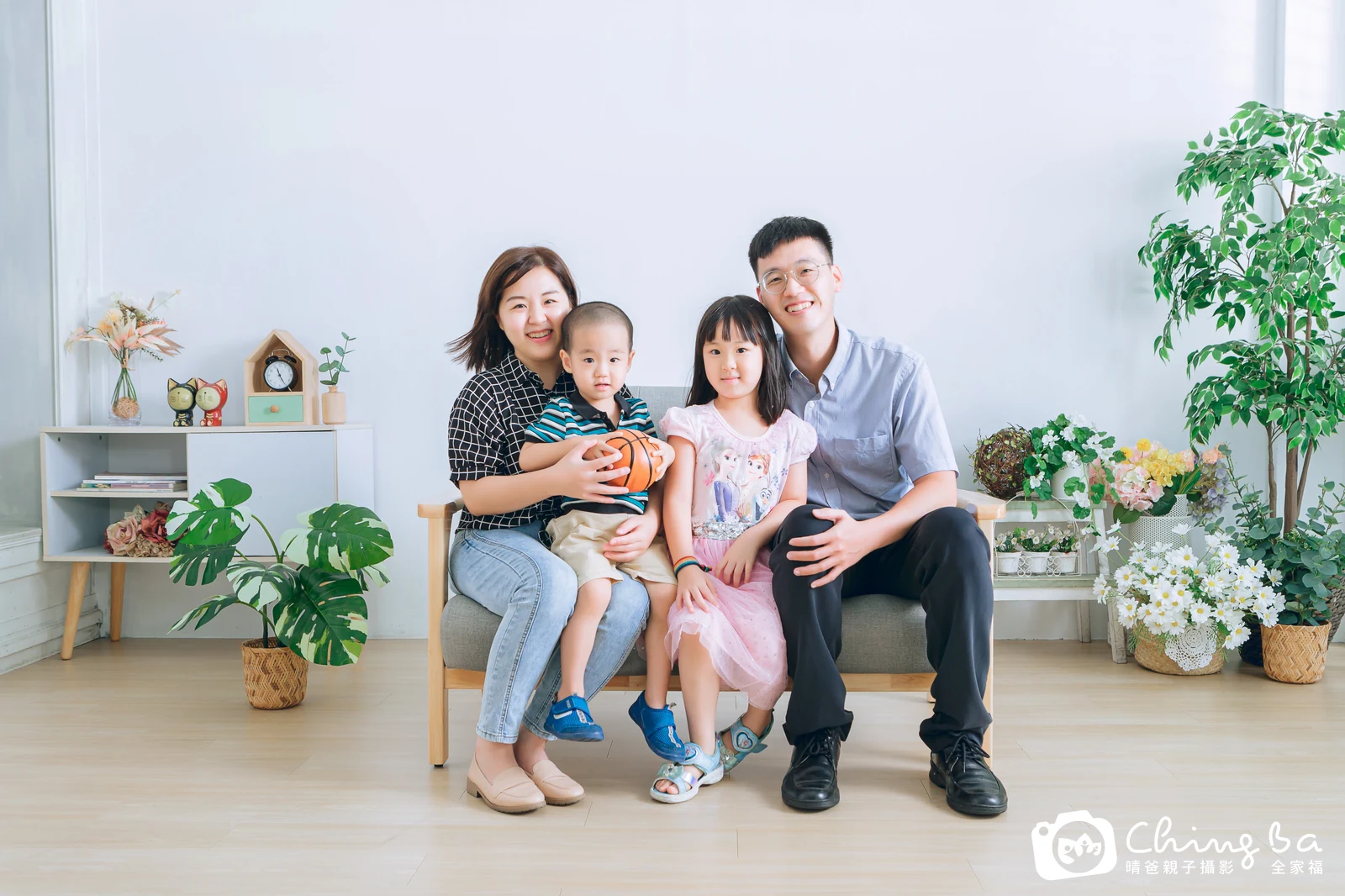 一家人在晴爸攝影棚拍全家福