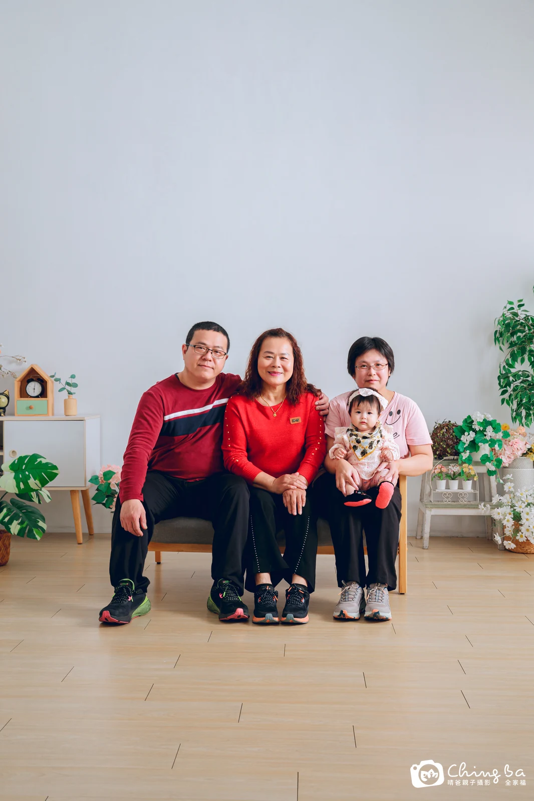 一家人在晴爸攝影棚拍全家福