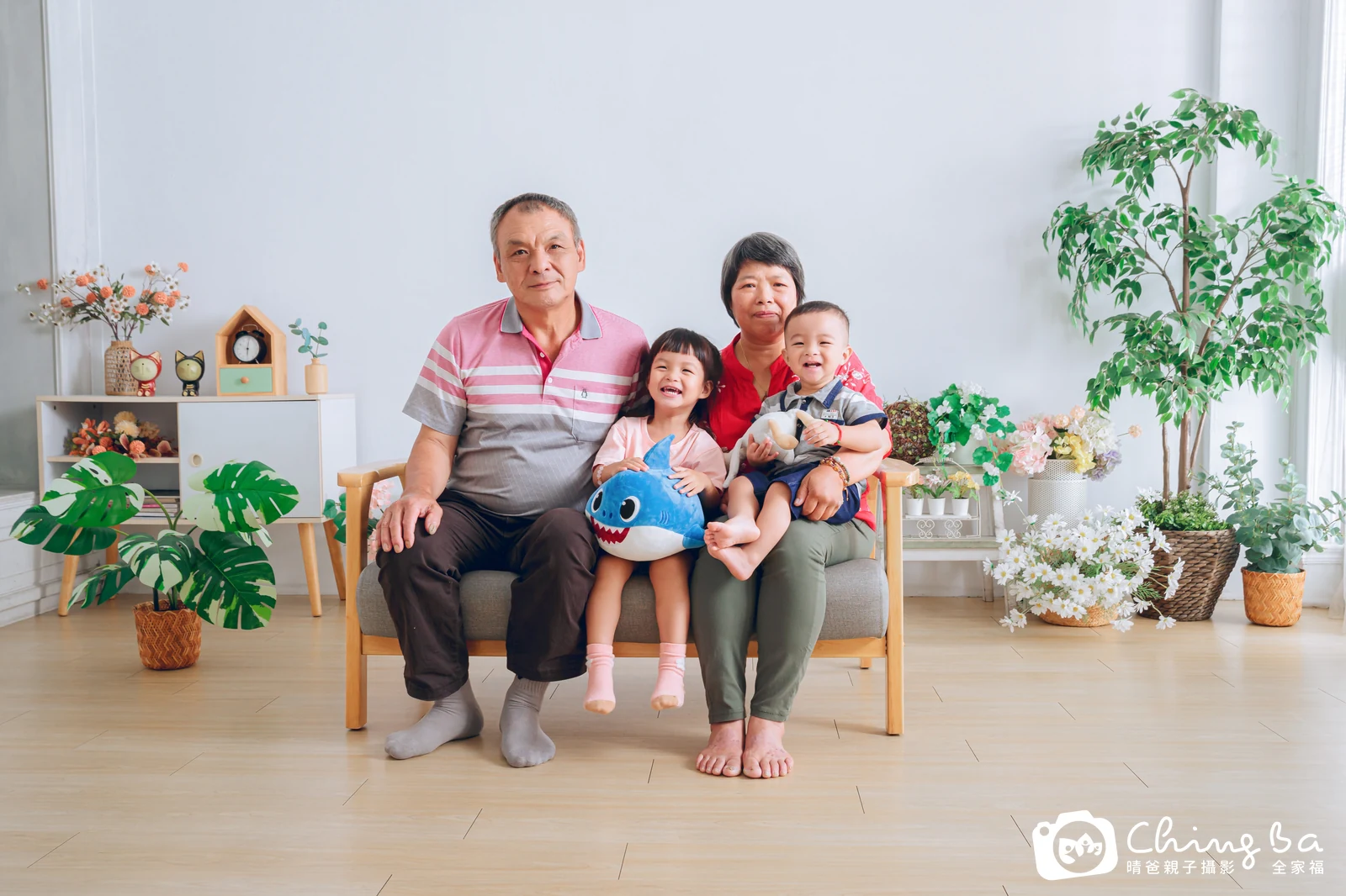 2025 年秋季的家族全家福,6 大 2 小