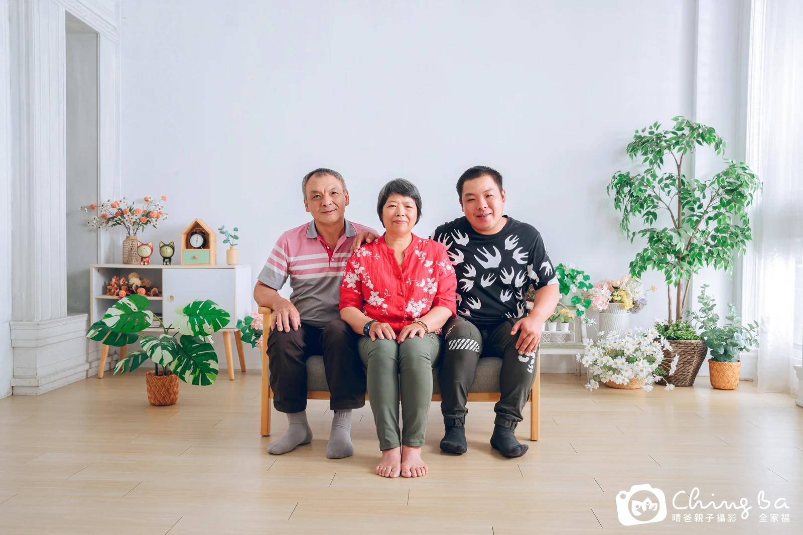 一家人在晴爸攝影棚拍全家福