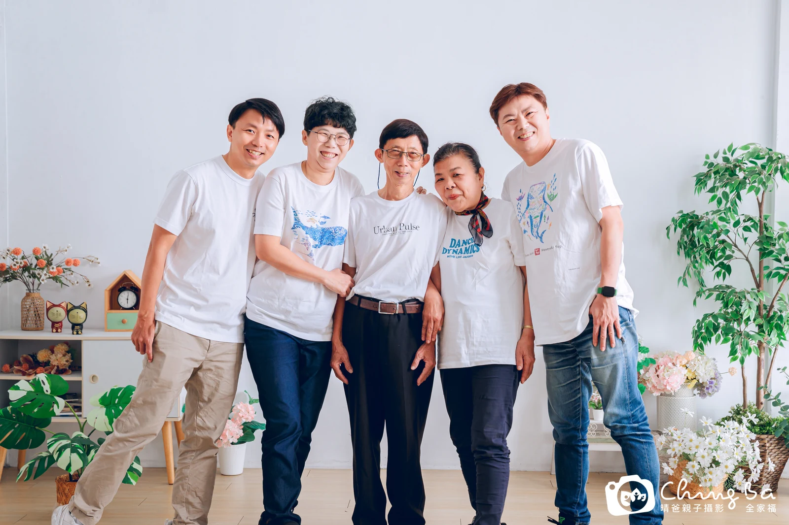 一家人在晴爸攝影棚拍全家福