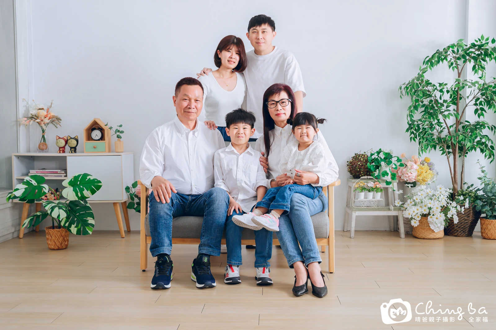 一家人在晴爸攝影棚拍全家福