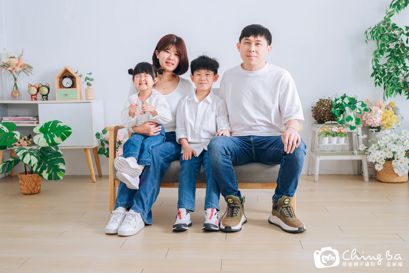 一家人在晴爸攝影棚拍全家福